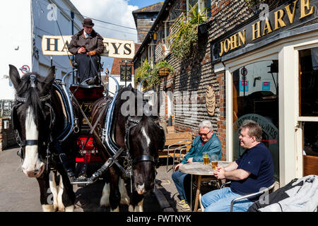 Birreria Harveys Dray e cavalli fuori il John Harvey Tavern di Lewes, nel Sussex, Regno Unito Foto Stock