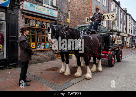 Birreria Harveys Dray e cavalli fuori il giardiniere's Arms Pub, Lewes, Sussex, Regno Unito Foto Stock