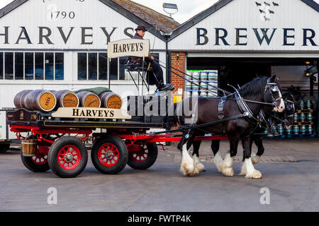 Birreria Harveys Dray e cavalli al di fuori della fabbrica di birra, Lewes, Sussex, Regno Unito Foto Stock