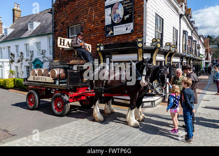 Birreria Harveys Dray e cavalli in High Street, Lewes, Sussex, Regno Unito Foto Stock