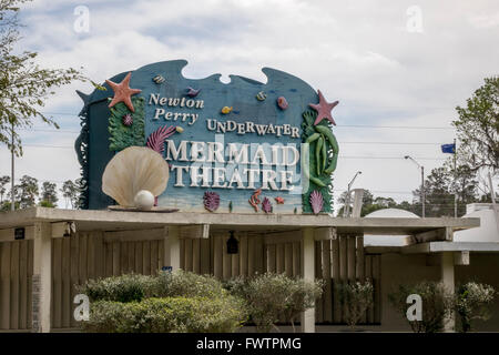 Weeki Wachee Mermaid mostrano segno per il teatro sottomarino di un tradizionale spettacolo In Weeki Wachee stato Parco Florida Foto Stock