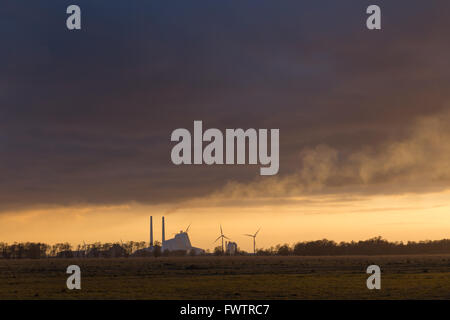 Copenhagen, Danimarca - 07 Aprile 2016: Avedoere power plant appena a sud di Copenaghen durante il tramonto. Foto Stock