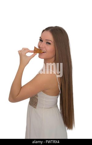 Bella ragazza in un abito bianco mangiare un samosa Foto Stock