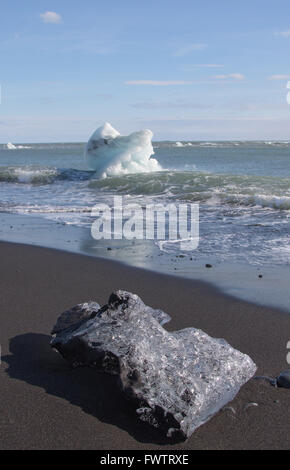 Blocchi di lava vulcanica glacier ice su una spiaggia di lava in Islanda Foto Stock