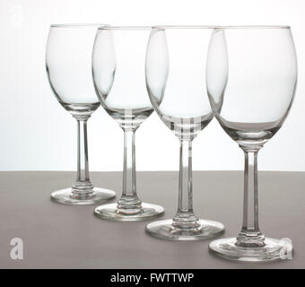 Una fila di 4 bicchieri di vino in un angolo Foto Stock