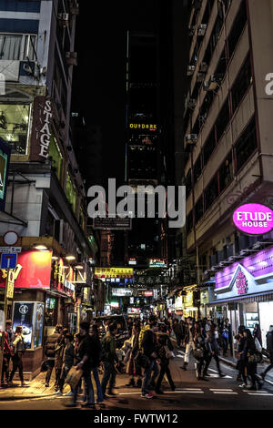 La vita notturna nelle strade di Hong Kong Foto Stock