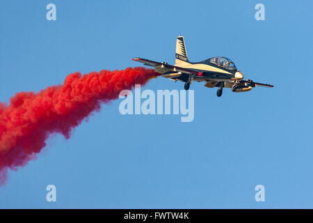 Al Fursan, il team acrobatico della United Arab Emirates Air Force eseguire nel loro Aermacchi MB-339NAT jet trainer aeromobili. Foto Stock