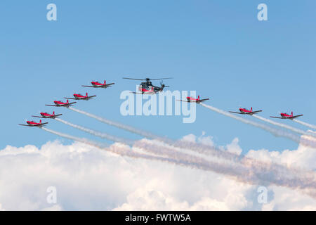 Swiss Air Force Pilatus PC-7 team Formazione battenti con Super Puma elicottero Foto Stock