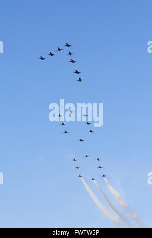 Northrop F-5 Tiger II aeromobili in formazione creare un numero "100" nel cielo per celebrare i cento anni di Swiss Air Force Foto Stock