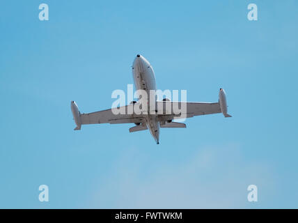 Super sonic jet militare in volo sopra il cielo blu Foto Stock