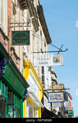 Negozio di fronte indicazioni nella strada alta. Glastonbury, Somerset, Inghilterra Foto Stock