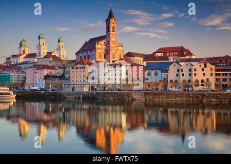 Passau. Passau skyline durante il tramonto, Baviera, Germania. Foto Stock