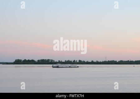 Il passeggero è in barca vela lungo la costa e a notte bianca, Arkhangelsk, Russia Foto Stock