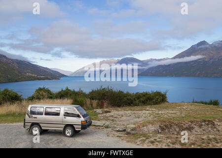 Wye Creek, Nuova Zelanda - 27 Marzo 2015: Camper di fronte al lago di Wakatipu sull'Isola del Sud. Foto Stock