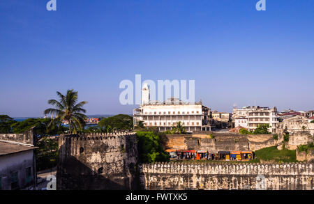 Vista panoramica della città di pietra con la vecchia fortezza e la casa delle Meraviglie. Foto Stock