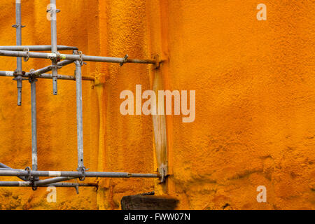 I dettagli dei supporti di una vecchia facciata opere Foto Stock