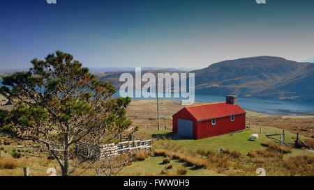 Il granaio rosso, che si affaccia su Loch Erisort (immagine prese a Balallan, isola di Lewis, Ebridi Esterne, Scozia) Foto Stock