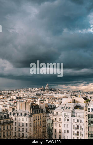 Sacré Coeur basilica (la Basilica del Sacro Cuore a Montmartre, 18 sopra i tetti di Parigi in un giorno di tempesta Foto Stock