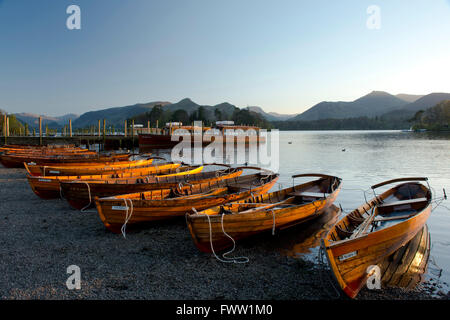 Barche in legno al tramonto a Keswick sbarco sulla Derwent Water Allerton, Cumbria, North West England, Regno Unito Foto Stock