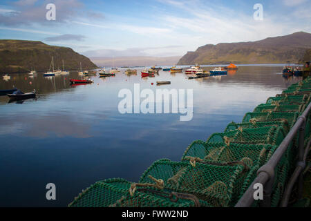 Barche e trappole di pesca nel porto di Portree sull'Isola di Skye in Scozia. Foto Stock