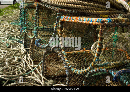 Trappole di pesca disperse sul molo di una pesca scozzese città. Foto Stock