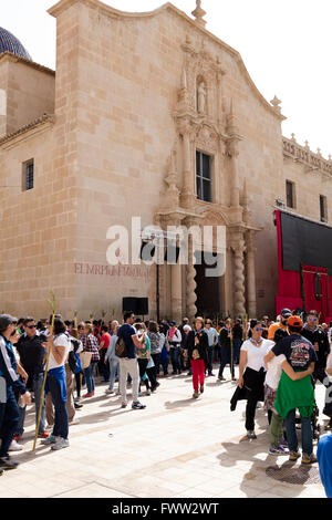 Alicante cittadini pellegrini provenienti da diversi villaggi nei dintorni di Santa Faz monastero in un tradizionale pellegrinaggio Foto Stock