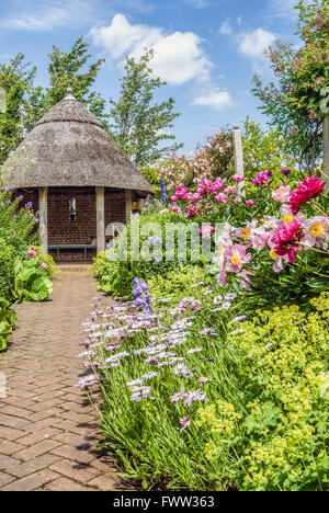 Master's Garden all'interno del Lord Leycester Hospital di Warwick, Warwickshire, Inghilterra Foto Stock