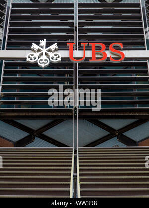 UBS ha sede a Londra con Rush Hour statua Foto Stock