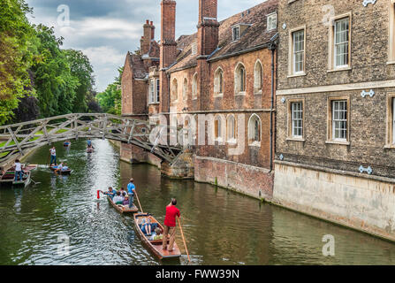 Gli studenti punting presso la matematica ponte sul fiume Cam presso la città universitaria di Cambridge, Inghilterra. Foto Stock