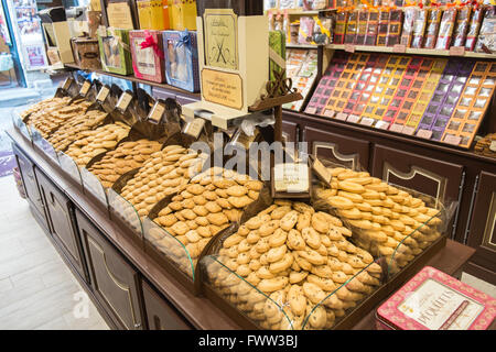 Biscotti artigianali shop,La Cure Gourmande nel negozio specializzato all'interno di mura fort del Castello di Carcassonne,Aude,a sud della Francia,Francia Foto Stock