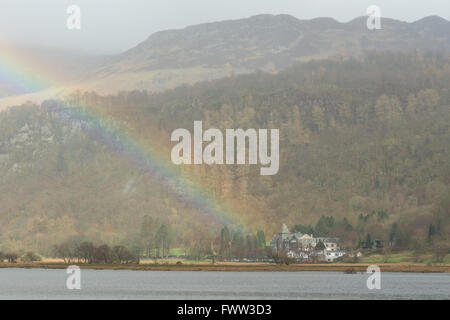 Lodore Falls Hotel alla fine dell'arcobaleno - Derwentwater, Borrowdale, Lake District, Cumbria, England, Regno Unito Foto Stock
