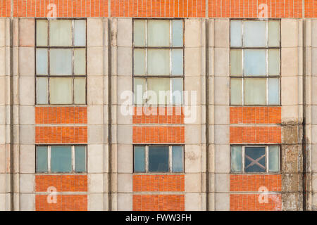 Diverse finestre in fila su facciata di edificio industriale vista frontale, San Pietroburgo, Russia Foto Stock