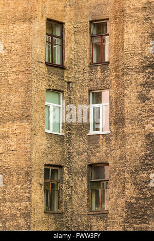 Diverse finestre in fila sulla facciata di urban apartment building angolo visuale, San Pietroburgo, Russia Foto Stock