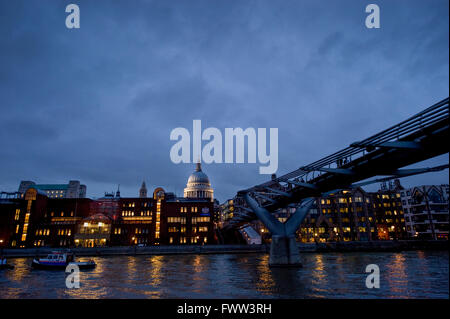 Millennium Bridge e St Pau al crepuscolo Foto Stock