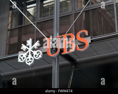 UBS ha sede a Londra con Rush Hour statua Foto Stock