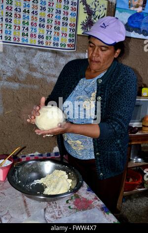 Elaborazione del formaggio tradizionale in Sapalache ' Las Huaringas ' - HUANCABAMBA.. Dipartimento di Piura .PERÙ Foto Stock