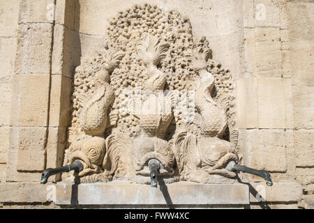 Rubinetti di acqua,Fontana presso il Municipio nella piazza principale,l'Hotel de Ville Narbonne Linguadoca Rossiglione,Narbonne,Aude,a sud della Francia. Foto Stock