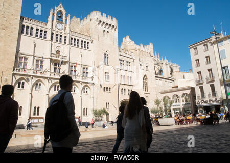 La piazza principale, Place de l'Hotel de la Ville e Palais des Archeveques (palazzo arcivescovile) Narbonne,Aude,a sud della Francia,Francia. Foto Stock