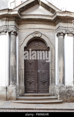 Chiudere dettagliate vista frontale di legno porta storico vista. Foto Stock