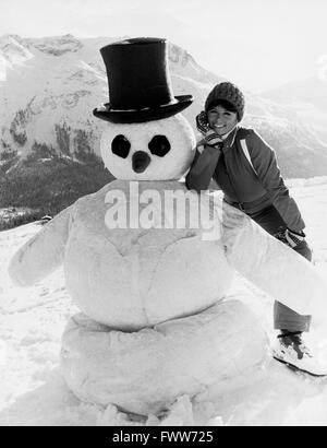 Wencke Myhre: Das ist meine Welt: die norwegische Schlagersängerin Wencke Myhre im Schnee, Deutschland 1970er Jahre. Norwegian Schlager cantante Wencke Myhre nella neve, Germania degli anni settanta. Foto Stock