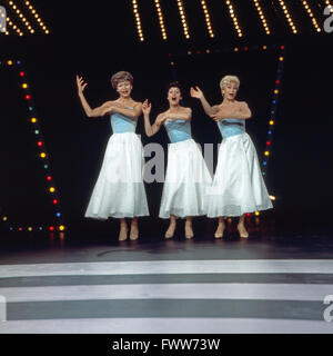 Norwegische Schlagersängerin Wencke Myhre (rechts) singt einem Damentrio im Stil der Andrews-Sisters, Deutschland 1970er Jahre. Norwegian Schlager cantante Wencke Myhre (destra) cantare in un trio femminile in stile Andrews-Sisters, Germania degli anni settanta. Foto Stock