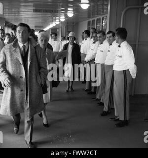Eine Frau macht eine Schiffsreise auf der SS "Stati Uniti", 1960er Jahre. Una donna prende un viaggio su nave SS " degli Stati Uniti, Germania 1960s. Foto Stock