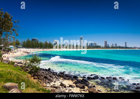 GOLD COAST, AUS - Ott 4 2015: dello skyline di Gold Coast e surf beach visibile da teste di Burleigh, Queensland Foto Stock