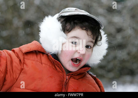 Il toddler boy giocare nella neve Foto Stock
