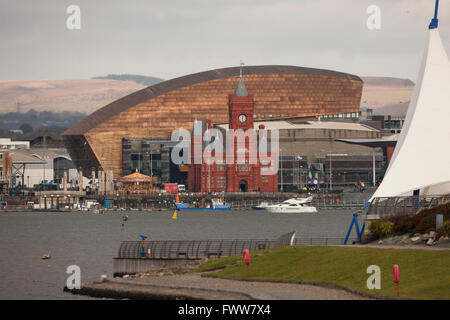 Penarth barrage e Cardiff Bay Marina Sviluppo. La Pier Head e Welsh Assembly Foto Stock