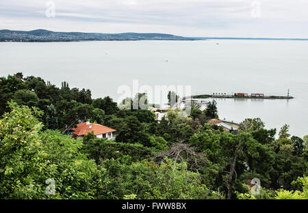 Il Quayside in Tihany sul lago di Balaton, Ungheria. Destinazione di vacanza. Verde e l'acqua. Foto Stock
