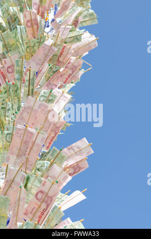 Money Tree buddista blu su sfondo cielo Foto Stock