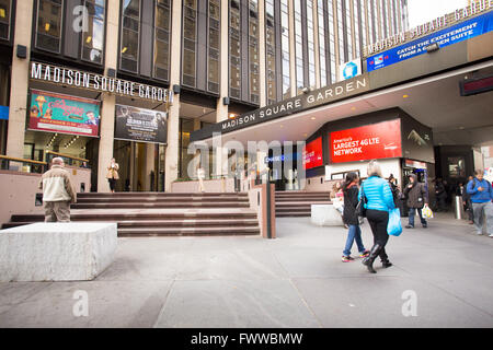 La città di New York, New York, Stati Uniti d'America - 25 Ottobre 2013: vista esterna del Madison Square Garden a midtown Manhattan con persone visibili Foto Stock