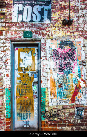 Grunge porta nella città di New York su edificio esterno coperto di graffiti Foto Stock