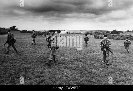 Irlanda del Nord 1984 - Le truppe dal primo battaglione del Queen's reggimento di pattuglia vicino al confine a Omagh Foto Stock